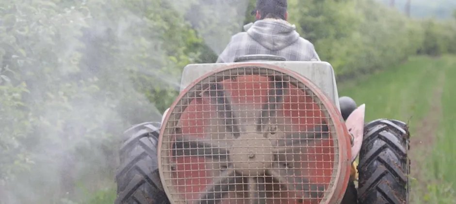 Nahaufnahme eines Gebläsemotorrelais für Schwermaschinen.