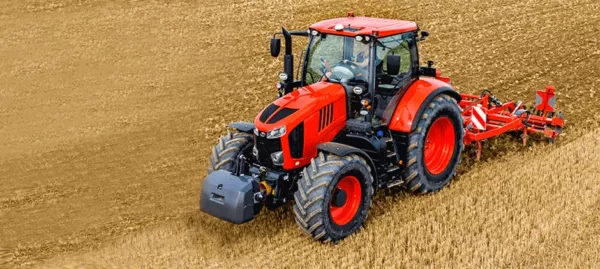 tracteur Kubota travaillant dans un champ