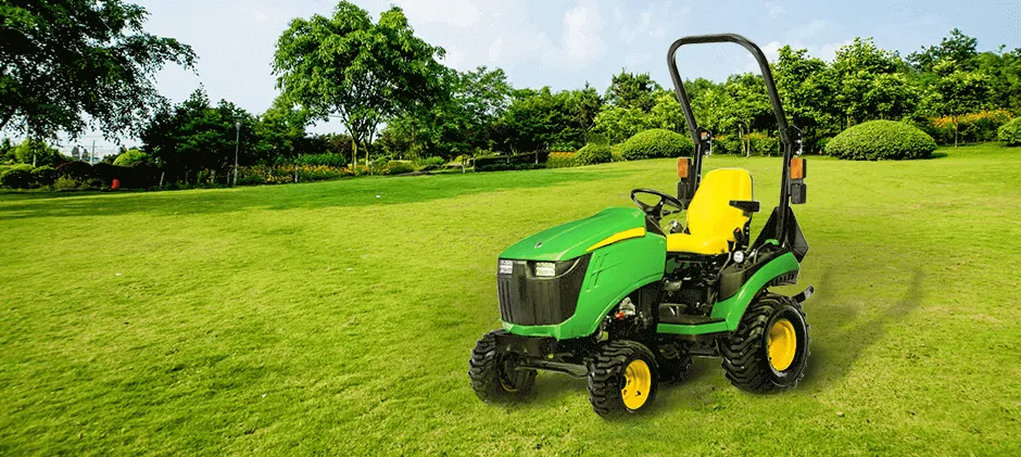 John Deere 1025R mit 120R Frontlader beim Bewegen von Erde