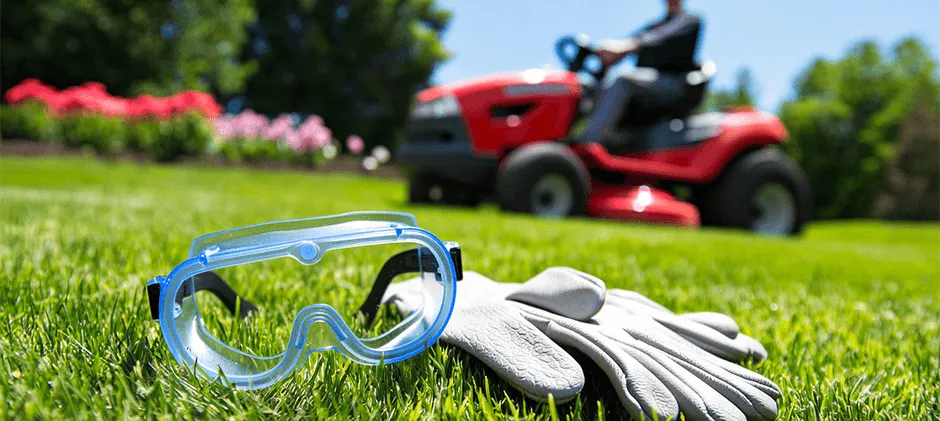 Reinigung der Batterieanschlüsse eines Rasenmähers mit Drahtbürste