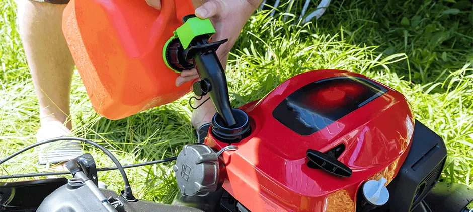 La gasolina se drena de forma segura del cortacésped mediante una bomba de sifón.