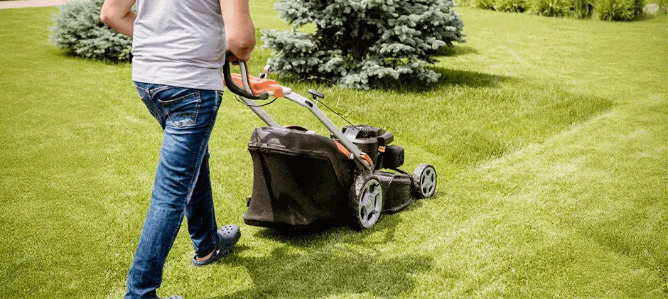 Rasenmäher mit sichtbarer Batterie zur Vorbereitung auf das Laden