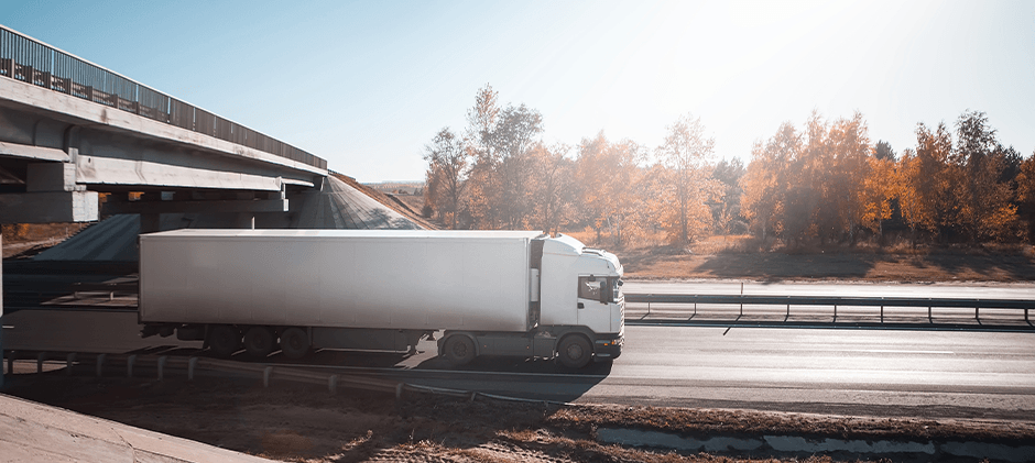 A Class 8 semi-truck, powered by a reliable Detroit Diesel Series 60 engine of the 12.7L, hauling freight on an open highway.