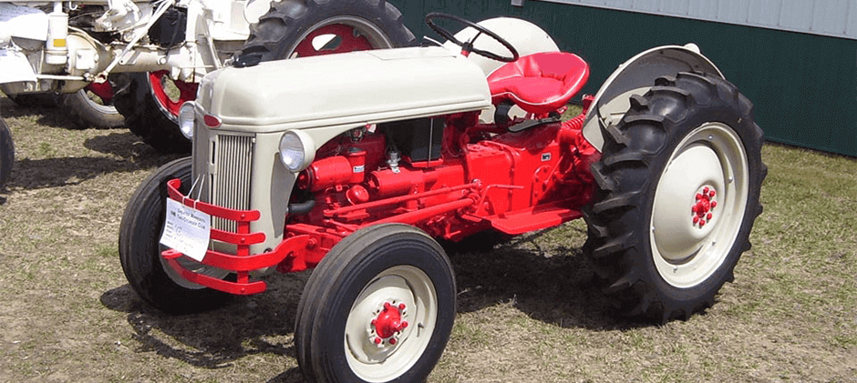 An illustrative photo of the Ford 8N tractor, used to highlight the machine's components when discussing technical specifications, common problems, and replacement parts.