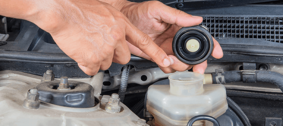 The-hydraulic-fluid-filling-port-for-the-tractor-for-adding-hydraulic-oil