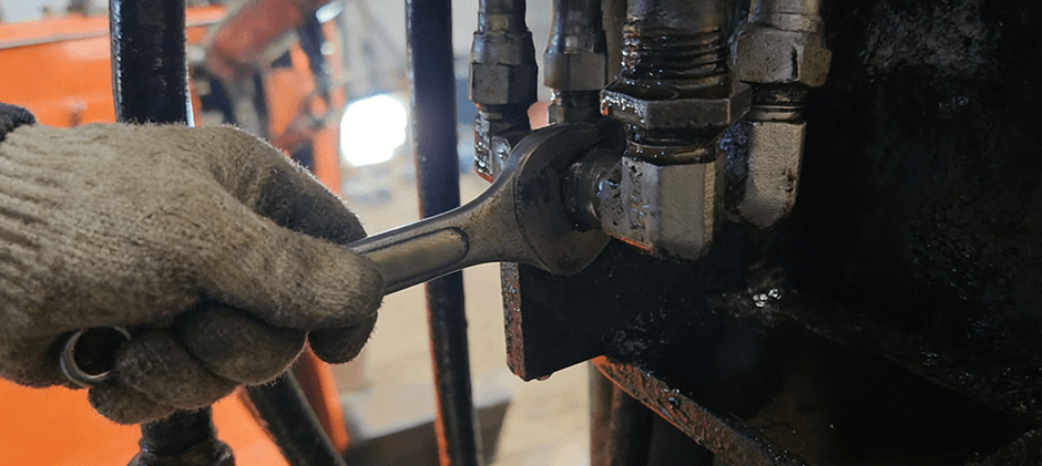 Prevent forklift hydraulic fluid leakage