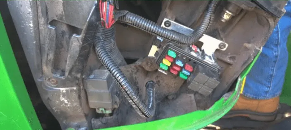 ¿Dónde se encuentra el relé de la bomba de combustible?