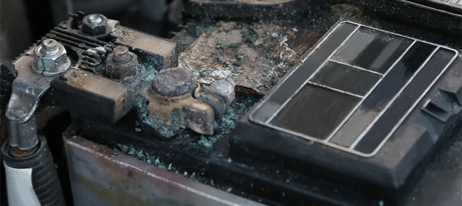 Wie sieht Batteriekorrosion aus?