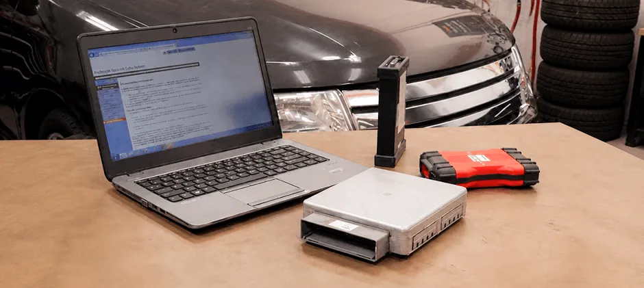 Cómo reprogramar los módulos de control del tren motriz de su Ford