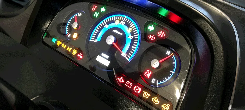 Diagrama numerado del cuadro de instrumentos de un tractor Kioti con 23 indicadores y luces de advertencia.