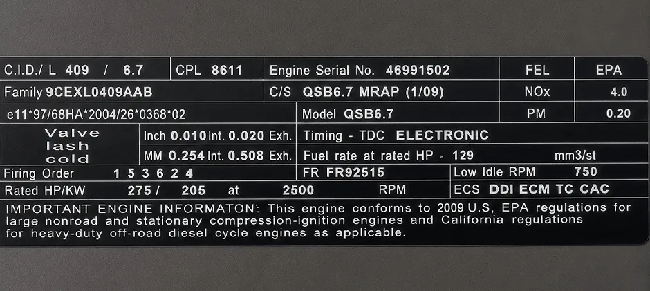 [Placa de datos de un motor Cummins QSB6.7 moderno, con el ESN, el CPL y los datos de emisiones necesarios para identificar las piezas.]