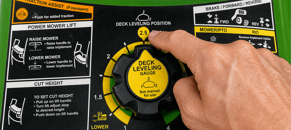Close-up of a hand pointing to the 2.5-inch deck leveling position on a John Deere tractor's cut height adjustment knob.